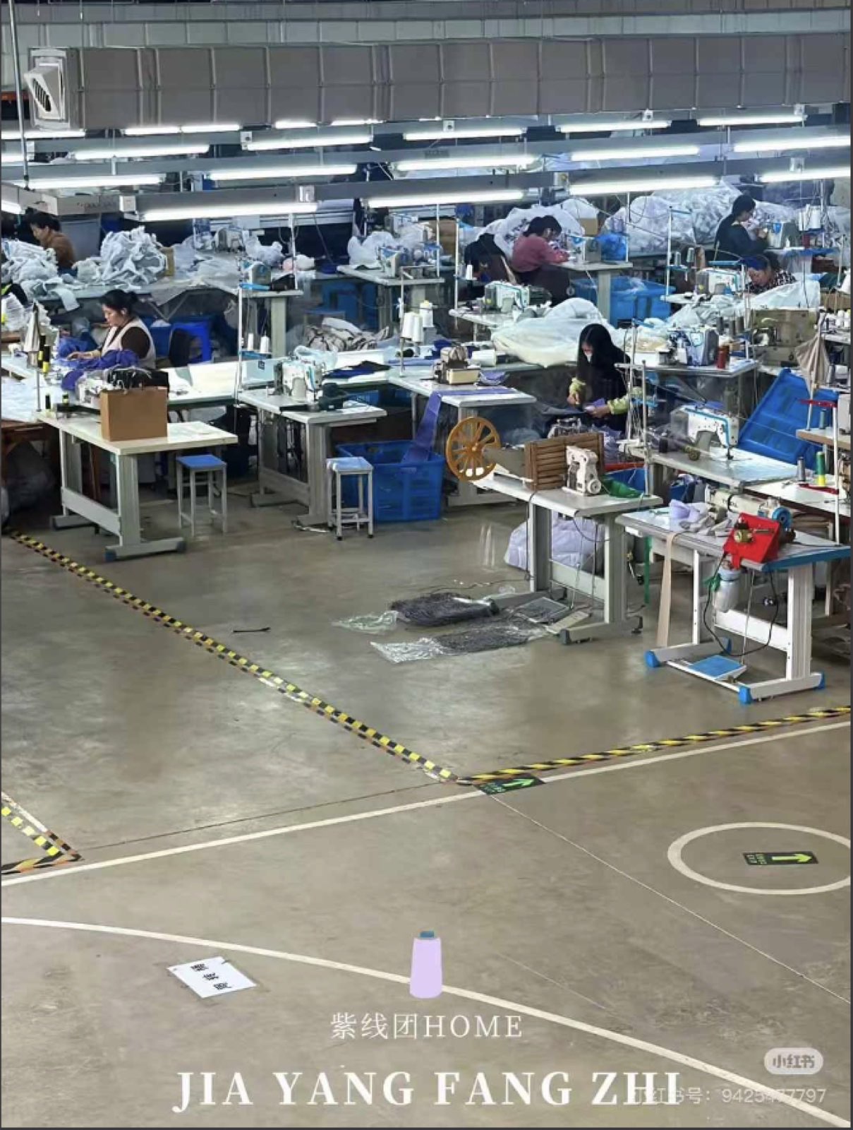 嘉洋纺织品员工在缝制生产区域工作